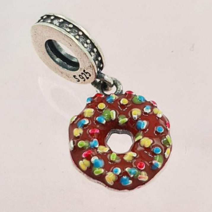 PCHARM2685 COLGANTE DE DONA DE CHOCOLATE