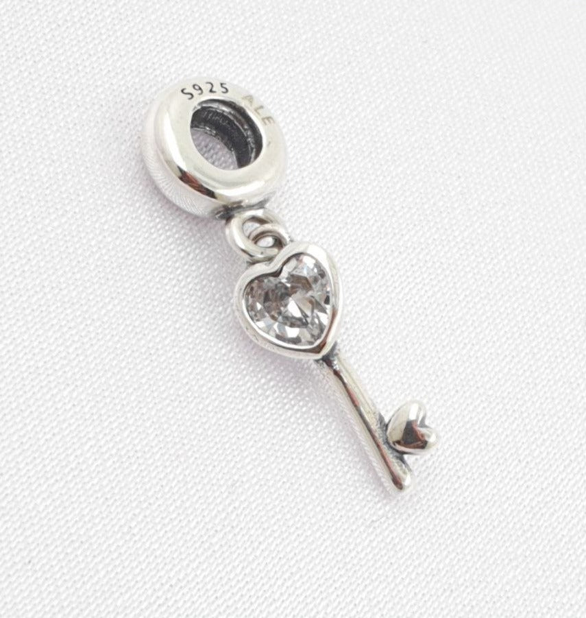 PCHARM2647 COLGANTE DE LLAVE EN FORMA DE CORAZON