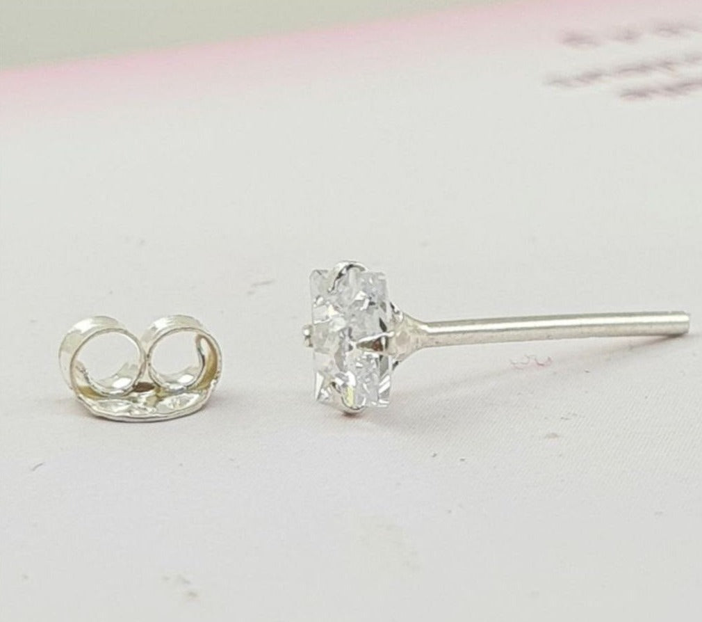 PIERCING DE PLATA 9.25 CON PIEDRA TRASLUCIDA