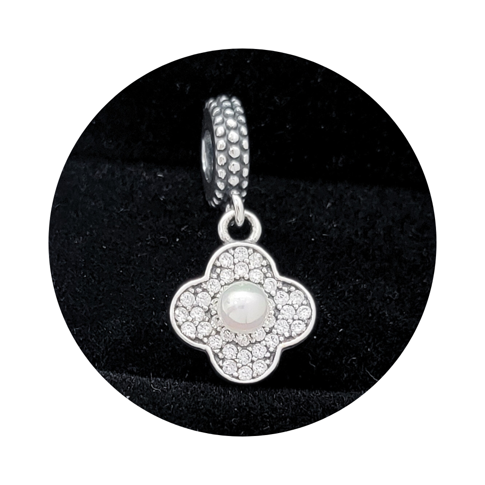 PCHARM864 COLGANTE DE FLOR CON PERLA EN MEDIO