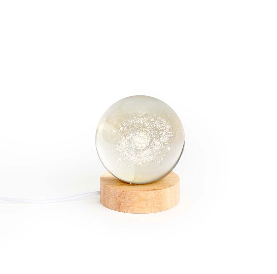 ADORNO DE ESFERA DE CRISTAL DE NOCHE DISEÑO DE GALAXIA O SISTEMA SOLAR 9.5X6.5X6.5CM