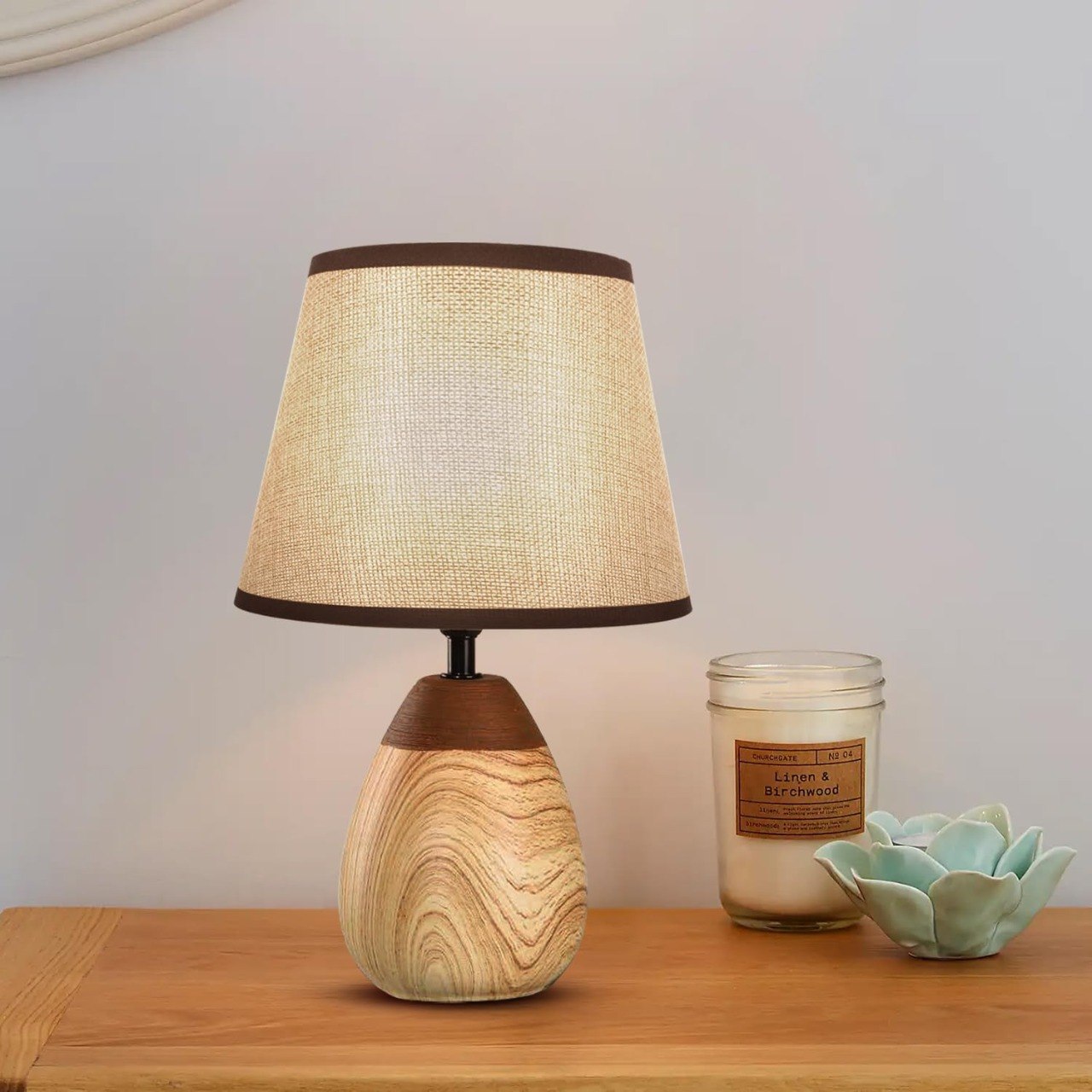 LAMPARA DECORATIVA DE MESA CON BASE CERAMICA Y PANTALLA DE TELA CON DISEÑO ORGANICO