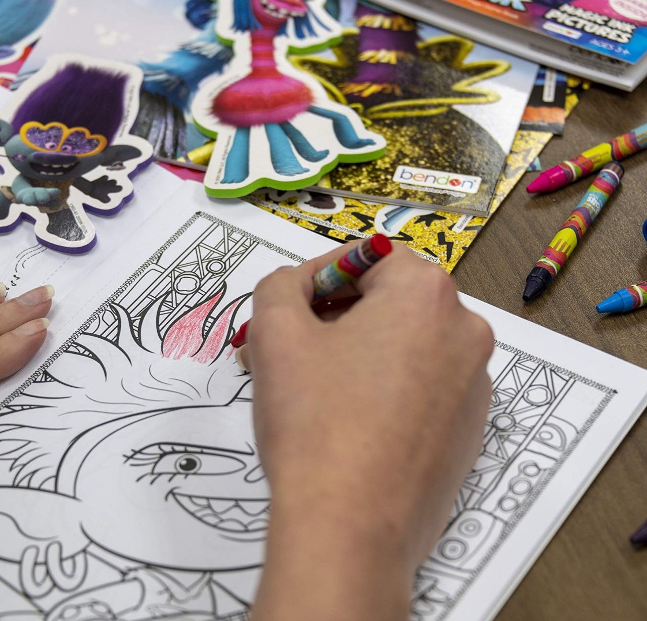 LIBRO PARA COLOREAR INFANTIL CON CRAYONES Y STICKERS DE TROLLS