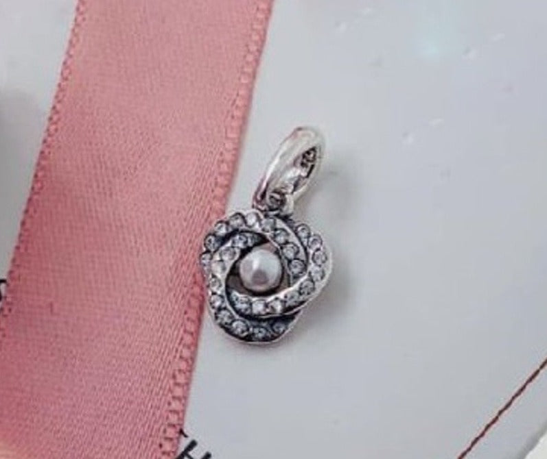 PCHARM1451 COLGANTE ADORNADO CON CIRCONES Y PIEDRA BLANCA