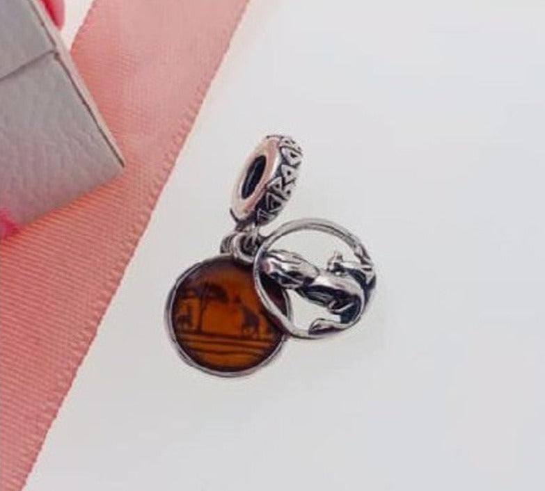 PCHARM1645 COLGANTE DOBLE DEL REY LEON FONDO NARANJA