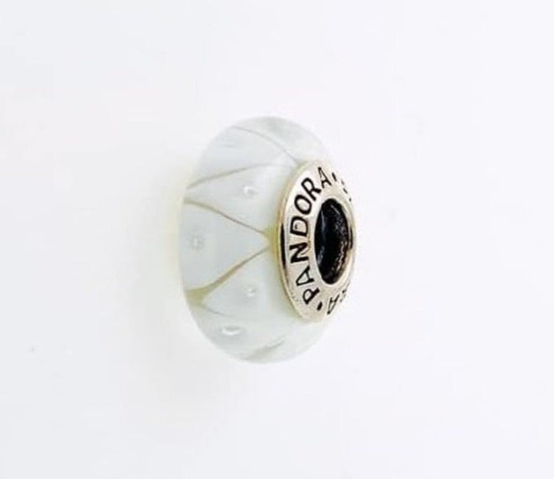 PCHARM1720 CRISTAL DE MURANO COLOR BLANCO FRANJAS DORADAS