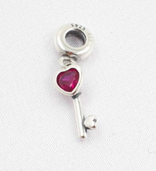 PCHARM2647#1   COLGANTE DE LLAVE EN FORMA DE CORAZON CON CIRCON FUCSIA