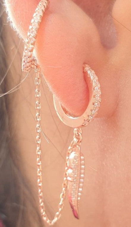 PIERCING TREPADOR EN FORMA DE PLUMA COLOR ROSADO DE PLATA 9.25 PESO: 3.3G