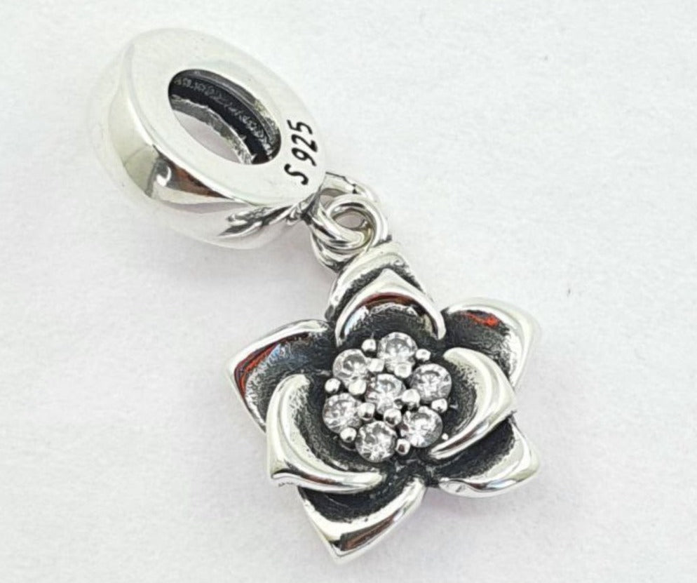 PCHARM2747  COLGANTE EN FORMA DE ROSA CON CIRCONES TRANSPARENTES EN MEDIO